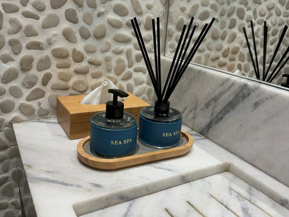 Aromas e amenidades da linha Sea Spa sobre bancada de marmore